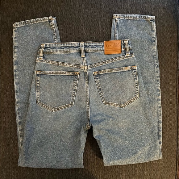 Like-New Faherty Organic Cotton Slim Straight Denim in Lakeview Wash - Picture 7 of 10